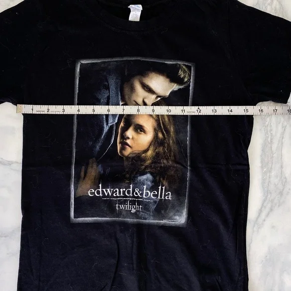 Collectible Twilight Edward & Bella Tee Size: Large - Picture 6 of 7